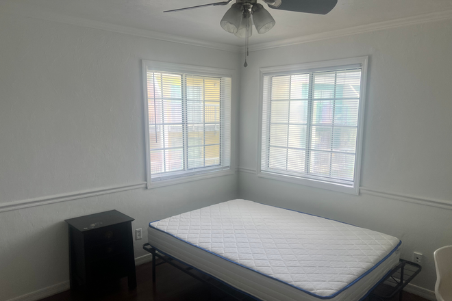 Bedroom - Oakbrook Walk -- 2 bed, 2 bath