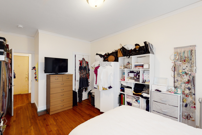 . - HOT LISTING! Apartments