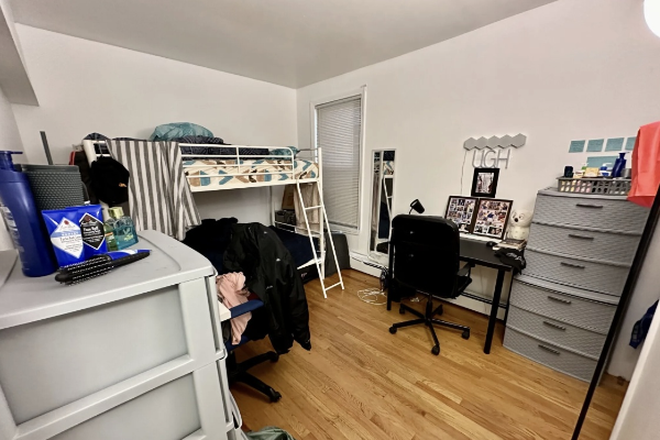 living - ***NO BROKERS FEE!!*** 3 BED ON HUNTINGTON AVAIL. 1/1/26!!! Apartments