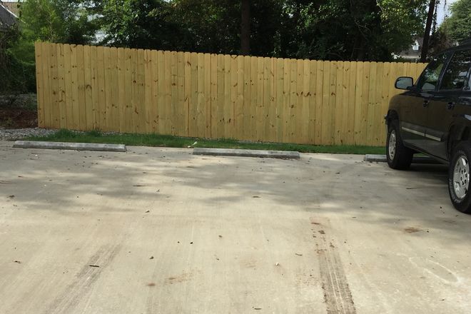 4 CAR PARKING LOT - WALK TO CLASS!!!! House