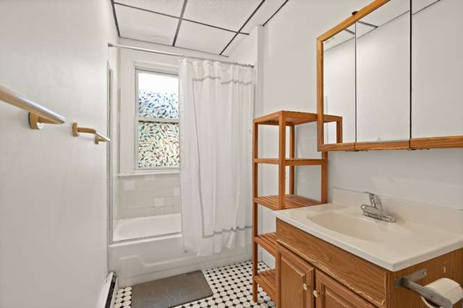 Bathroom. - 1 fully furnished room in 4BR/1BA  are av. July 1st for one month only, 12 min walk to Harvard T. Condo