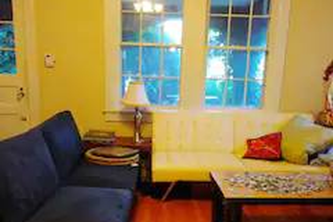 living room - Charming cozy house in Arlington close to campus