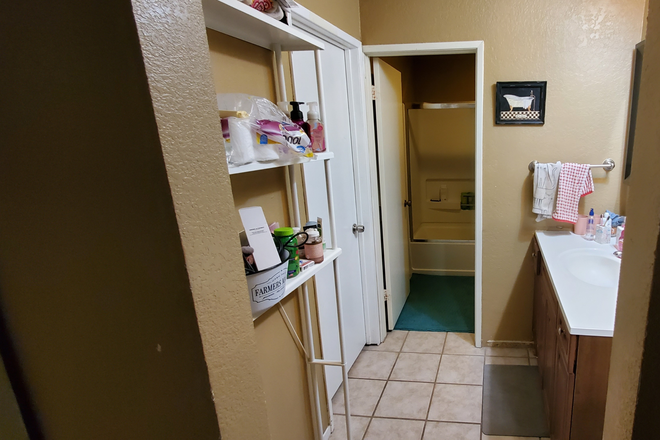 Rooms 2 & 3 share bathroom - 2 Rooms Available UTC area (Regents & La Jolla Village Dr)