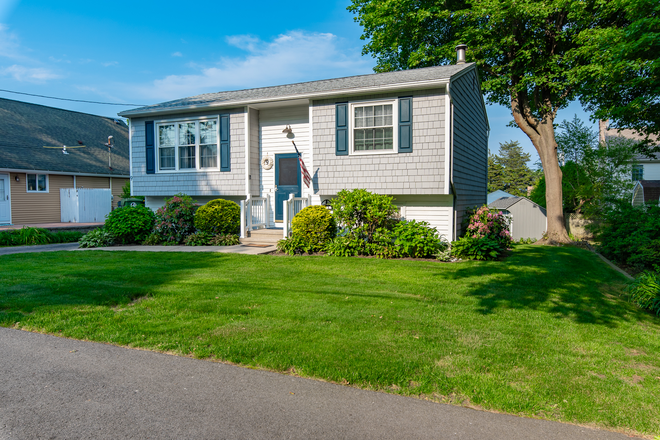 Front of House - Available for a group of 3! Beautiful 3 bedroom home in Bonnet Shores!