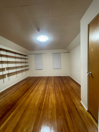 3rd Floor 2nd Bedroom - 5 Big Bedrooms are for rent individually. Professionals/students!!! Duplex