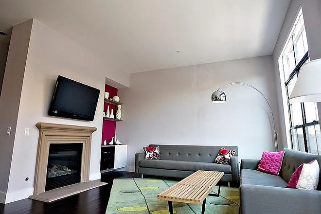 Family room - Townhouse walking distance to campus