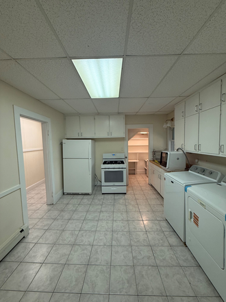 Kitchen with pantry - Spacious one bedroom with parking/washer dryer in unit