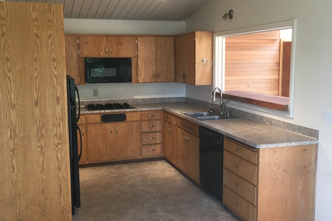 Kitchen - Grad Students- house for lease in a terrific location, just 8 blocks from UO.  Quiet neighborhood.