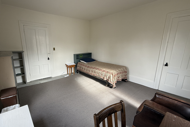 Allston Room - Third-Floor Room Rental in Historic Home, Walking Distance to UMass