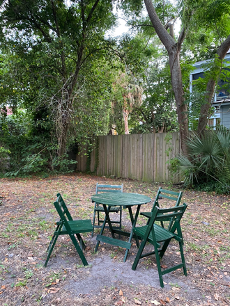 Garden - Townhouse 3 blocks to MUSC Avail August 20, 2025.   kitchen / 1bedroom1bathroom/ living