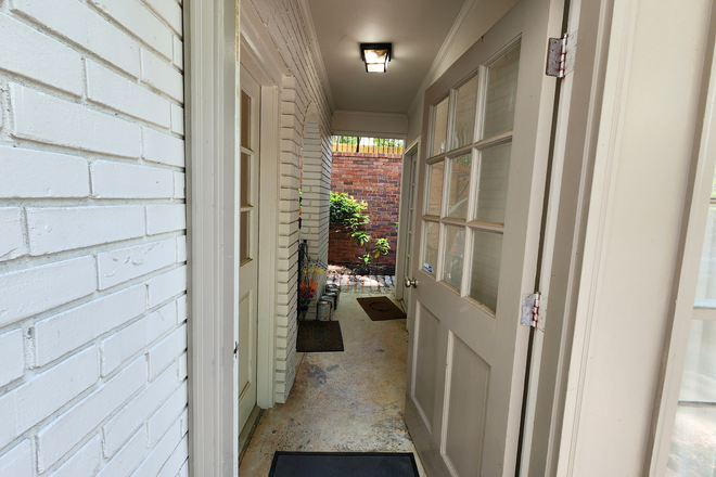 Private Entrance - Carriage House (1 bedroom, 1 bath) in Druid Hills near Emory University.
