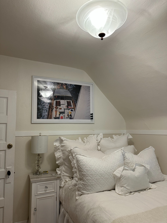 Bedroom - Spring Sublease on the Hill - Great House Close to Campus