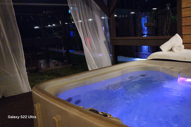 Private Outside Jacuzzi - An Oasis 2 walking blocks from UM Duplex