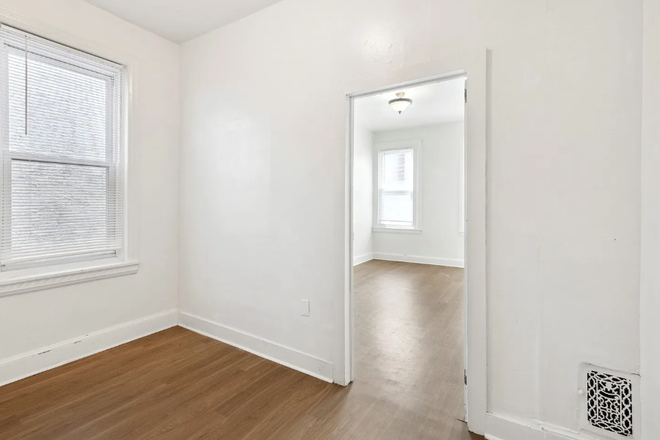 Bedroom - Room in Townhouse 5 minutes walk to campus