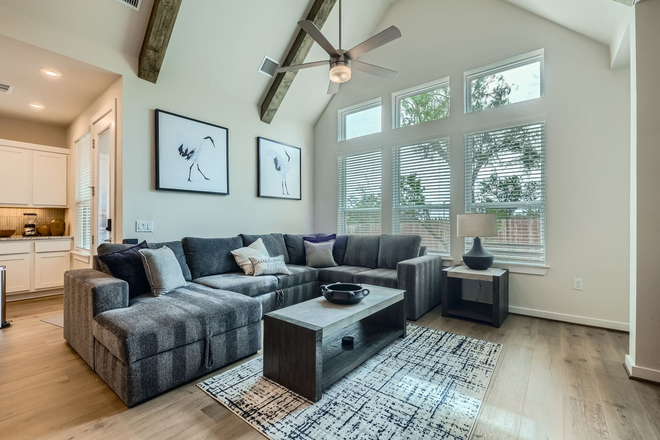 SPACIOUS LIVINGROOM WITH SOFA BED - SCHOLARS_HOUSE