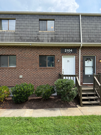Front yard - The Jefferson Flat – Walk to UVA! Spacious 3BR/2BA Unit Available Now