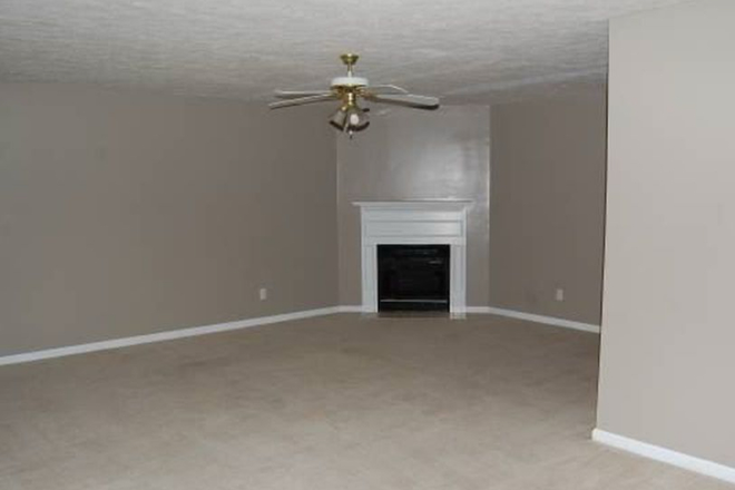 Fireplace living room - Spacious Townhouse for Rent - 1.5 miles from Liberty