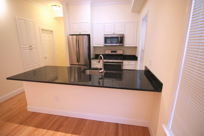 . - *NO BROKERS FEE!* Amazing 2 Bed / 2.5 Bath w/ LAUNDRY IN UNIT! HEAT&HOT WATER INCLUDED! Apartments