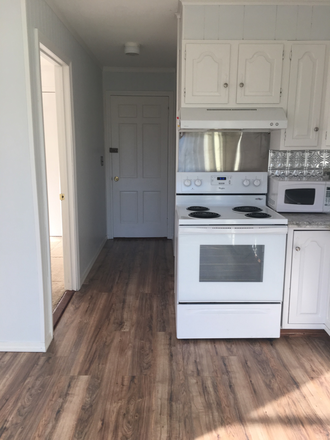 Kitchen/hallway - Small 1BR/1BA for short term rental in Leeds House