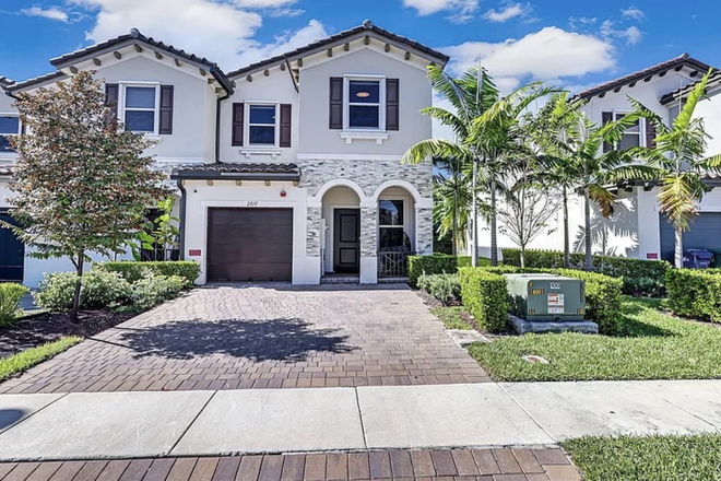 House - Spacious Townhome in a gated community