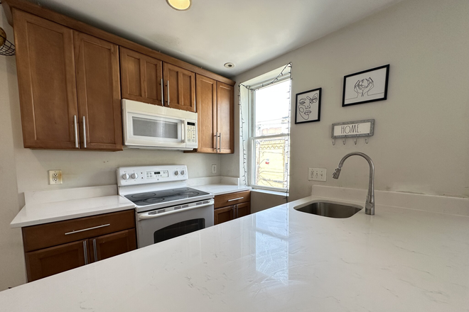 LIVING - 4 BED WITH CENTRAL A/C AND LAUNDRY IN UNIT! 9/1/25! Apartments