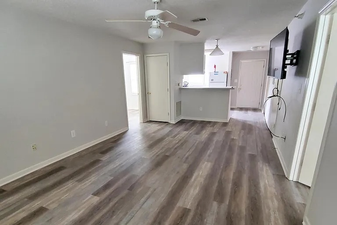 Living / Dining - Private Bedroom with En-Suite Bath at University Glen -Steps from NC State