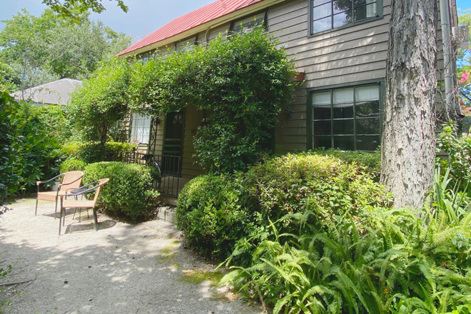 Courtyard and front of carriage house - Chic Furnished carriage house in Harleston Village-WALK to MUSC & Downtown