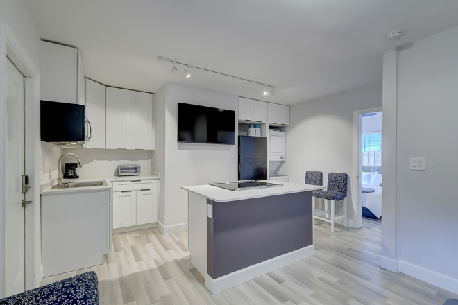 Kitchen with island - Furnished 2 bed/1 bath in Riverside Park,  Ft. Lauderdale! Triplex