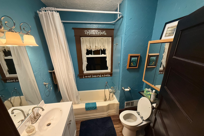 Upstairs bathroom - Blue Haven 7 miles west of campus or 10 minutes to drive it House
