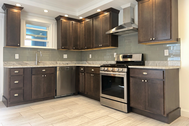 Kitchen - Conveniently Located 3 Bedroom Apartment Neponset/Morissey Blvd/Adams St Area