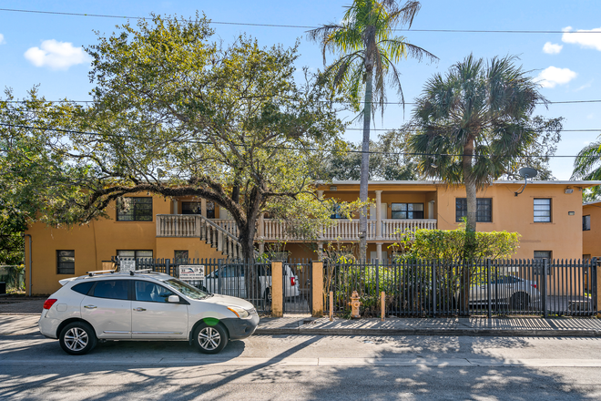 Front - Great 2/1 condo on 2nd floor in South Miami near UM!