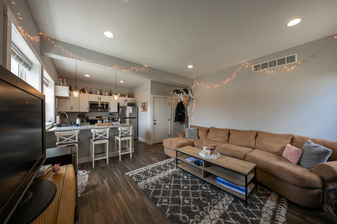 1st floor kitchen and living room - Renovated 7 Bed 3 Bath House (Close to Campus)