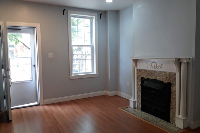 entrance - Beautiful 4 bedroom. back yard, close to campus House