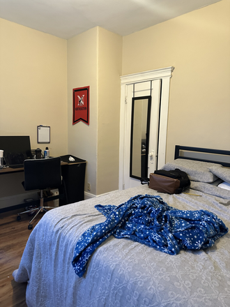 LIVING - 2 BED (1 BED SPLIT) WITH HEAT AND HOT WATER INCLUDED! 9/1/25! Apartments