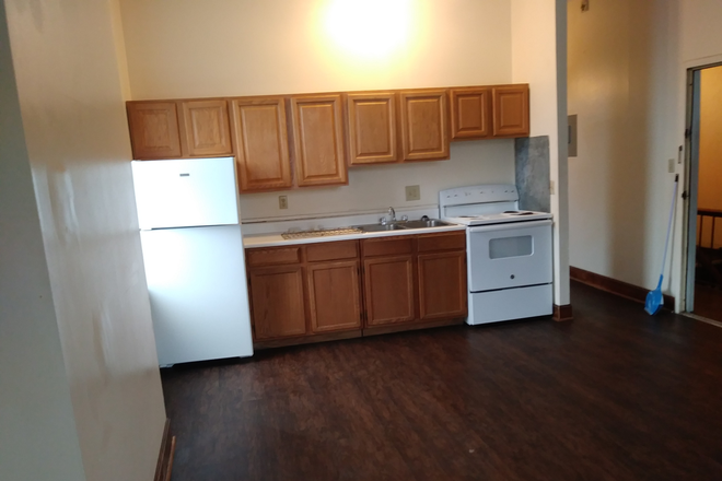  - $650 per person! High ceilings! 2 block Walk to UC! 1 block to Kroger!