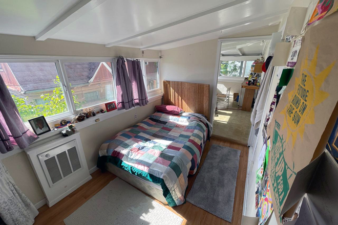 Bedroom - Spacious, Furnished Single near Campus – Summer Sublet (only $1,100 all inclusive!)