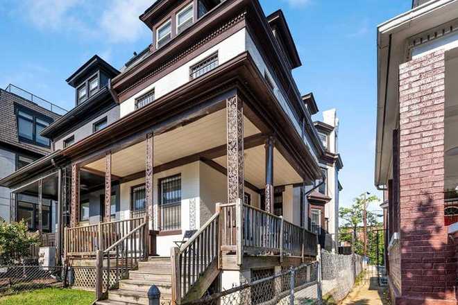 Side - 3 Very Large Bedroom/2 Bathrooms in a shared house $900