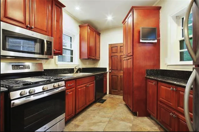 Kitchen - GORGEOUS home sits at head of Napoleon & Fontainebleau.