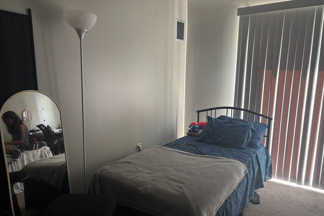 Shared Bedroom - Hall Spot Harbor Point Apartments