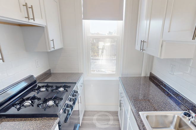 1 - Spacious Fenway Studio - close to MCPHS – Heat/Hot Water Included!