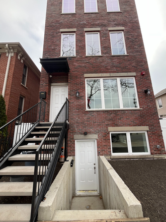 Entrance Door with Ring Security - 2 Bed/2 Bath close to campus Apartments