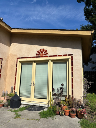 Private Entrance Through the Backgarden - Studio in Berkeley-Walk or Bike to Cal Apartments