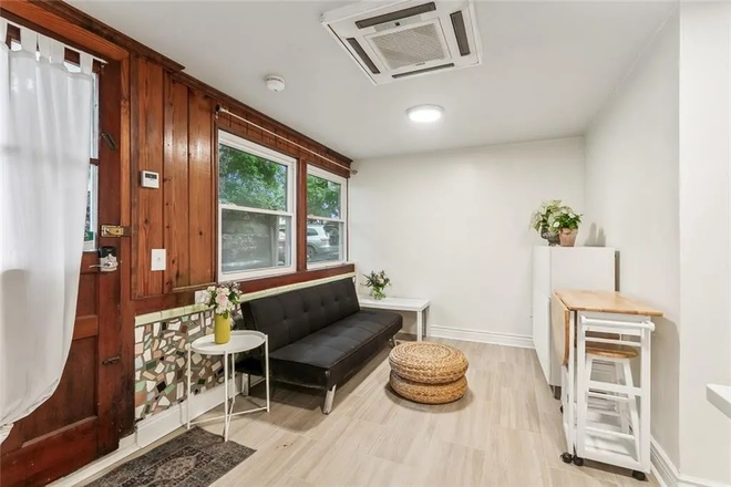 living and entry - Furnished 2-Bedroom Safe Street Walking Dist to Tulane/Loyola