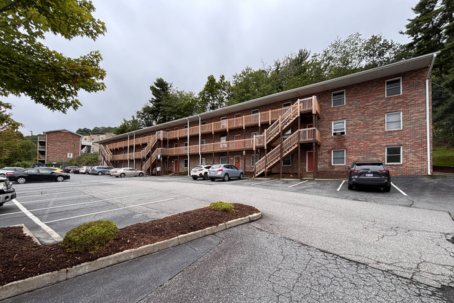 oustide view - Winkler Cardinal 1 Unit 3 Apartments