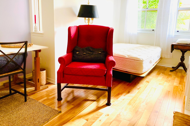 BIG CHAIR BY BED - *WALK UofT ENTIRE 2ND FL FURNISHED BEDROOMS ALL INCLUSIVE HOME FURNITURE APPLIANCES SUPPLIES GYM