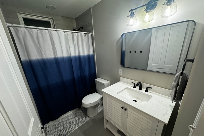 Upstairs bathroom - The Dana Depot (5 Minute Walk from campus) House