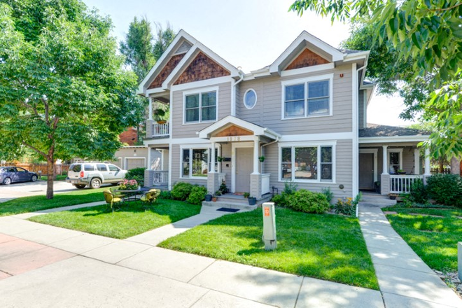 Outside View of Triplex - Quaint 1 Bedroom Cottage - Downtown - Close to Campus