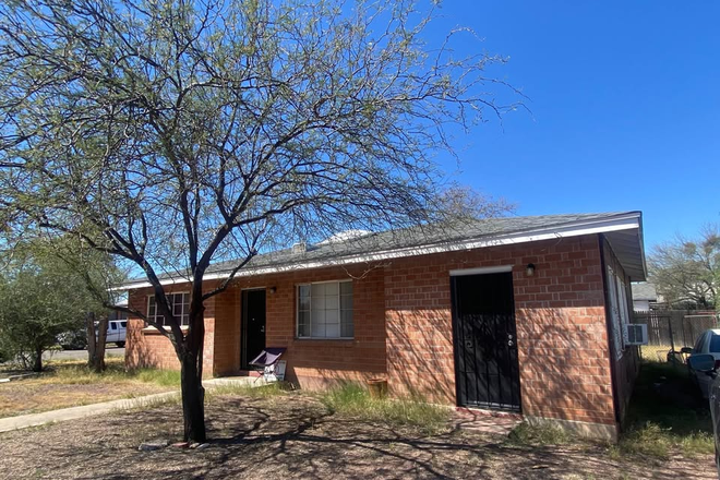 Outside of the house - Private room for rent 8min from the UofA! On CatTran and Mountain Ave Biking