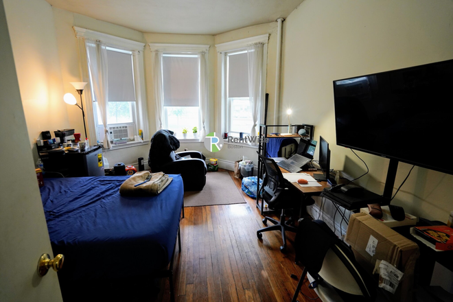1 - SEPT 2026-Comm Ave 3 bed Split! H/HW inc. Student Ok. No Broker Fee Apartments