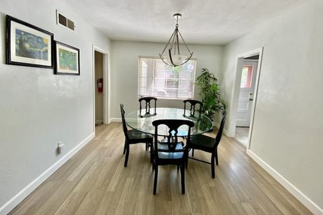 Dining area - House 4 B 2 BA 4 Blks to Anschutz  Utilities & Lawn Included